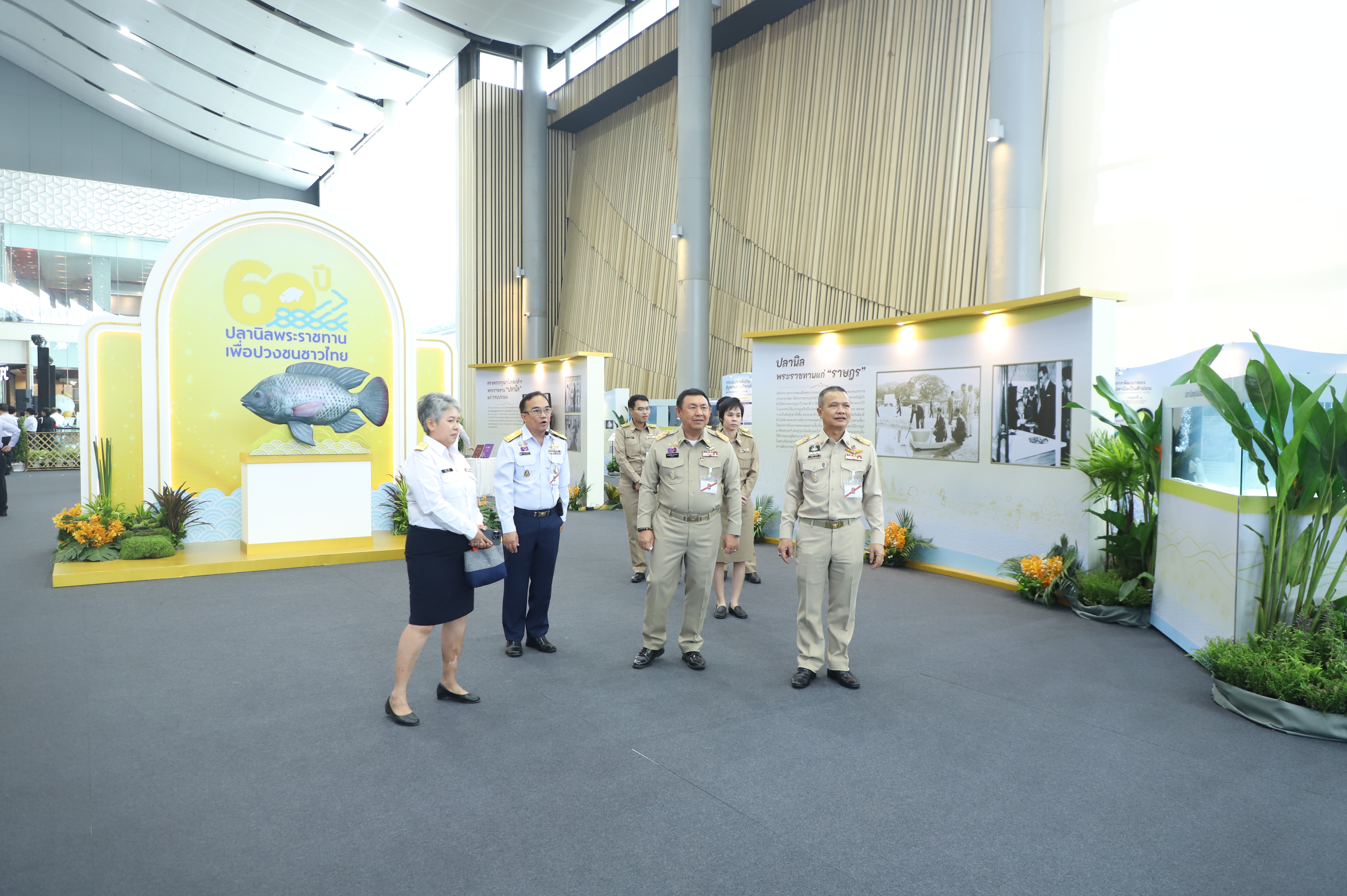 title - เลขาฯ ส.ป.ก. เฝ้ารับเสด็จ สมเด็จพระกนิษฐาธิราชเจ้า กรมสมเด็จพระเทพรัตนราชสุดาฯ สยามบรมราชกุมารี ทรงเป็นองค์ประธานเปิดงาน 60 ปี ปลานิลพระราชทาน เพื่อปวงชนชาวไทย